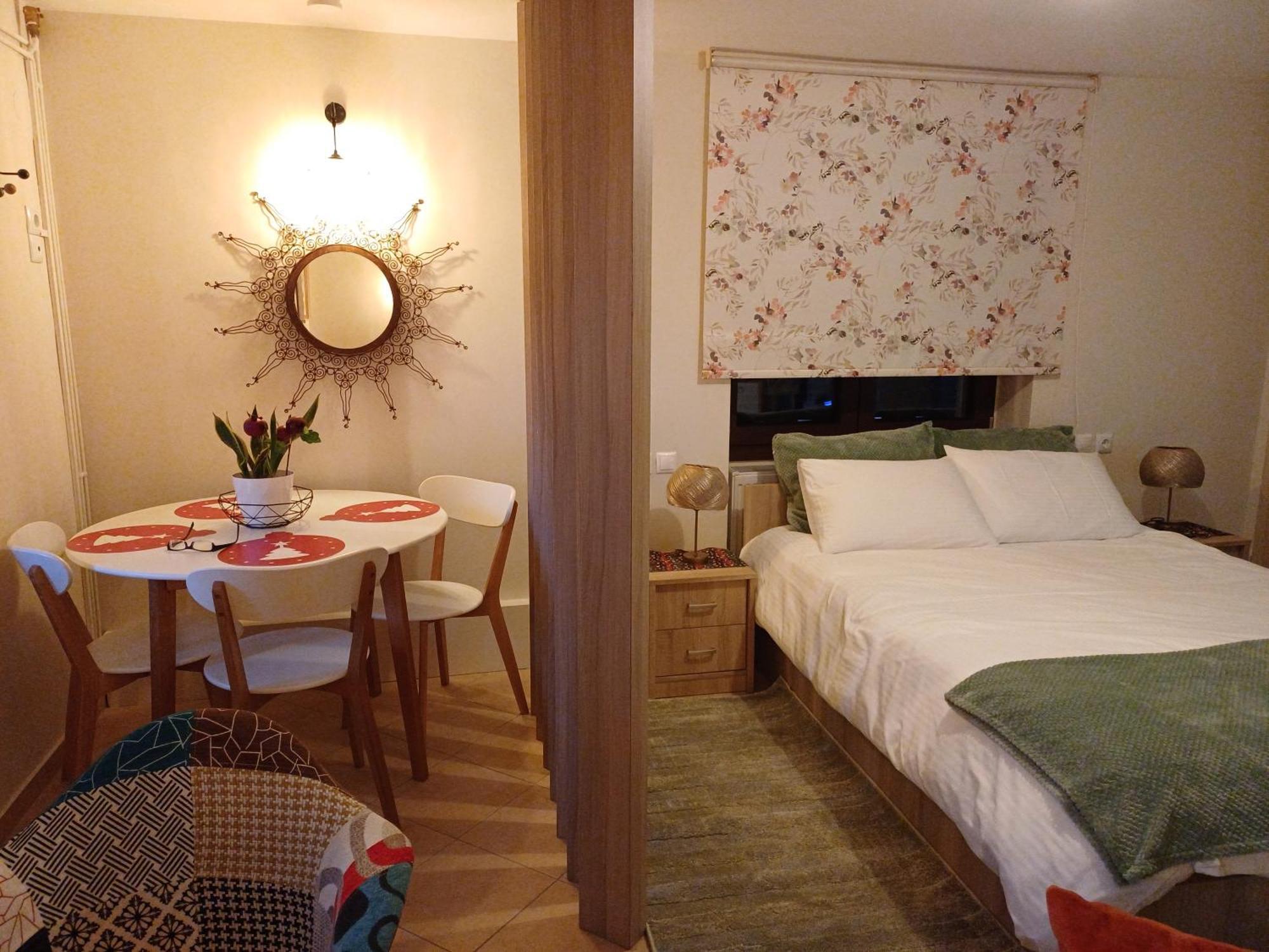 Το Σπίτι Της Ευτυχίας Στούντιο Apartment Karpenísion Екстериор снимка